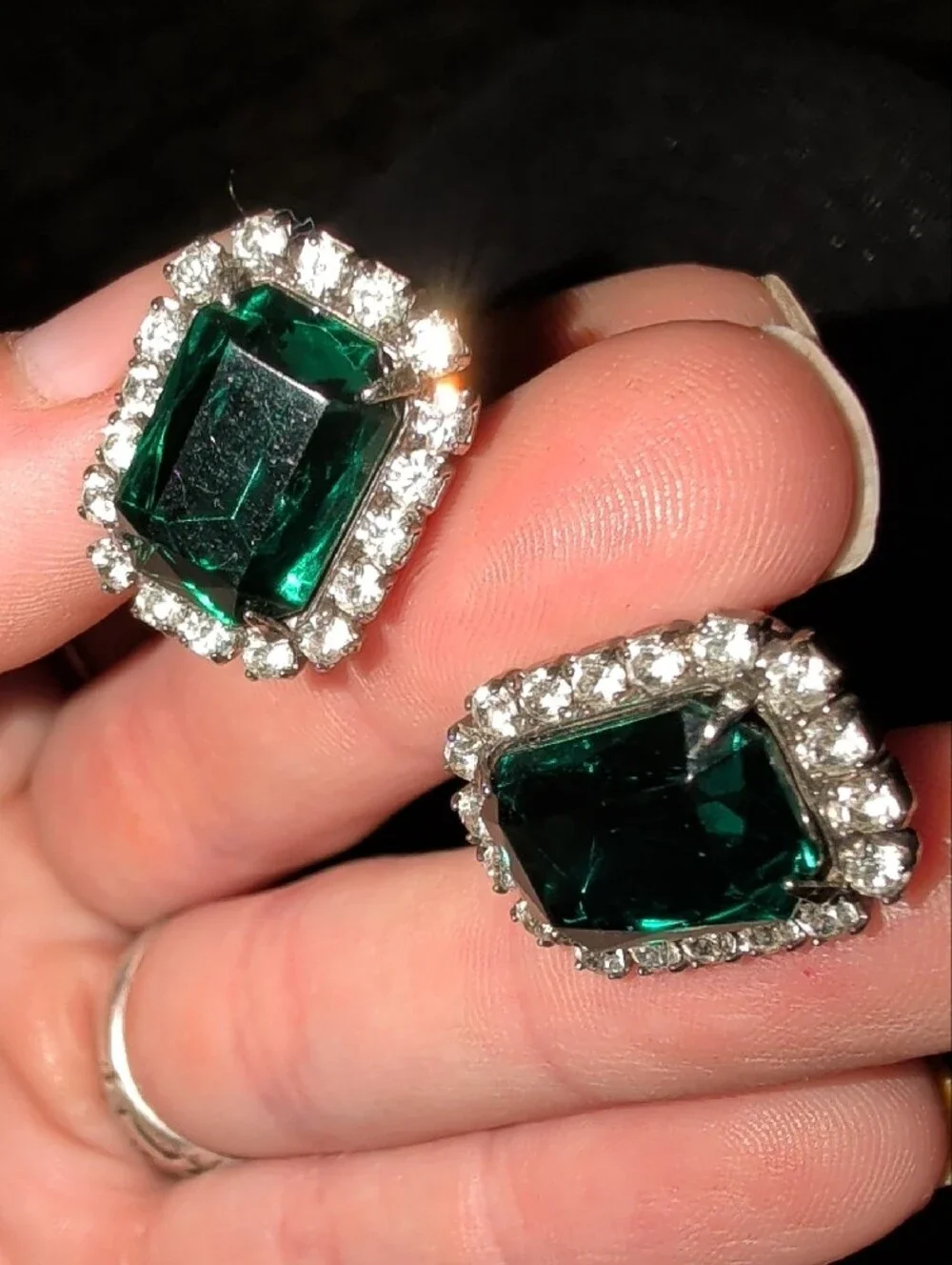 Vtg. Emerald Green Halo Clip-On Earrings - Women Jewelry
